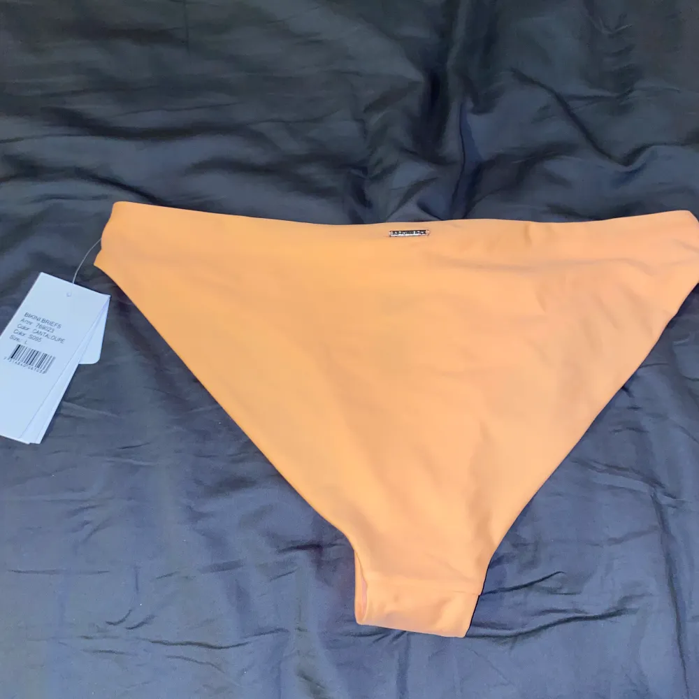 Orange bikiniunderdel från Röhnisch  Stl. L Ny skick med lappar kvar . Övrigt.