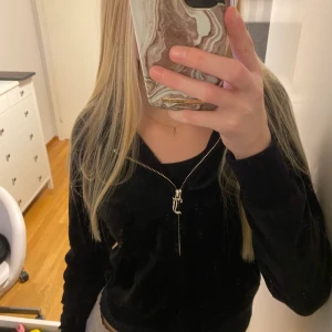 Juicy couture tröja strl M - En svart juicy couture tröja! använd några gånger. Ser ut som ny, inga hål eller skador. Skriv vid intresse! Köpt för 1200 kr!