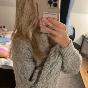 Stickad tröja  - Säljer en grå stickad tröja från pull & bear som är sparsamt använd. Tröjan är jätte mysig och perfekt nu när de börjar bli kallare ute.  