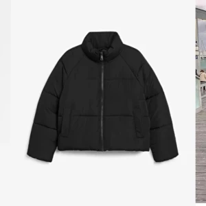 Jacka - Säljer denna jätte snygga och sköna jacka från Monki! Användes förra vintern men kommer inte till användning längre. Köpt för 400 säljs för 150. Vi diskuterar frakt🫶🏻