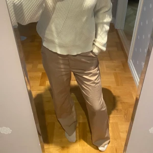 Kostymbyxor  - Snygga beiga kostymbyxor från Bikbok i strl 36💓 Lite slitna längst ner vid byxorna då de har varit lite för långa för mig men inget som märks🫶🏼