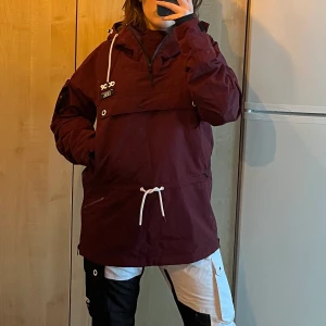Dope skidjacka strl s  - Storlek small men större än small skulle jag säga, lite oversized stil. Öppnas med dragkedja på sidorna, finns fickor där fram, en ficka högre upp på ärmen och den klassiska fickan för skidkort längre ner på ärmen. Köptes för 4 år sen men knappt använd. 