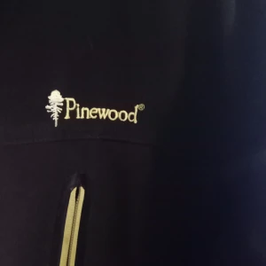 Pinewood jacka  - Super snygg jacka med många praktiska fickor . 