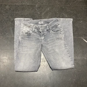 Ltb jeans nya 🤍 - Så så fina jeans från LTB som jag köpte av en annan tjej här på Plick. Hon hade aldrig använd dem, och dem var lite för små för mig tyvärr! Kan tänka mig byta mot 27/32 eller 28/32! Klicka gärna på köp direkt. ❤️