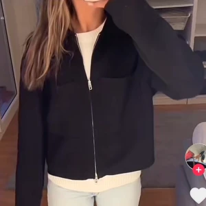 åhlens kofta - säljer denna fina kofta från åhléns fast i marinblå. den är bara använd en gång och i nyskick. kan gå ner i pris vid snabb affär. nypris 499