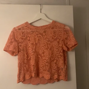 Genomskinlig top - Genomskinlig top, köpt på salt. Nypris ca 200kr, storlek s. Pris kan diskuteras.