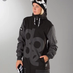 Dope jacka - Unisex Dopejacka som är sparsamt använd. Finns inte att beställa längre. Stor i storleken, nypris 1599