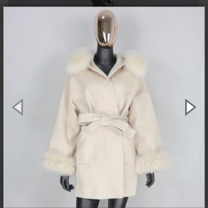 Pälskappa - Storlek xs. Använd 4 gånger. Äkta päls fråga om fler bilder😊köpt från luxeswe ordpris 3299. kan även ta bort pälsen på armarna och luvan!😊