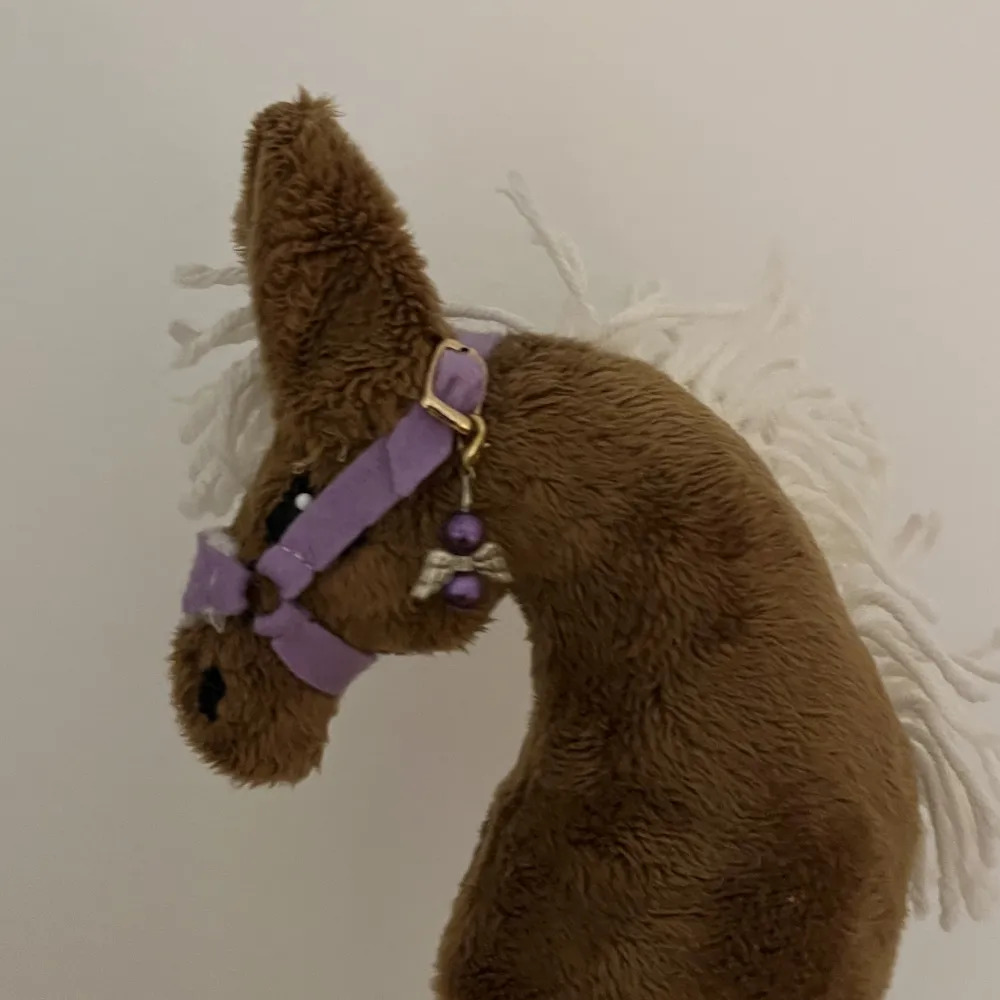 Käpphäst i fint skick utan några defekter eller hål, säljs på budgivning. En liten käpphäst på 13cm • 14 cm . Övrigt.