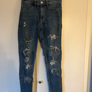 Blåa jeans - Blåa håliga jeans från H&M, bra skick Frakt tillkommer 