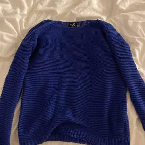 Jag säljer en tunn stickad tröja i färgen mörkblå. Den har som små hål som gör den lite mer genomskinlig av sig. Använd ett par gånger men inte så att det syns, säljer då den aldrig kommer till användning. 
