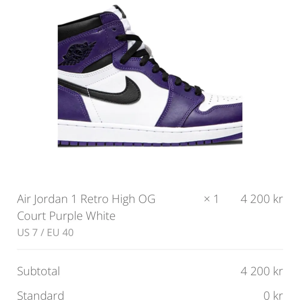Säljer dessa Air Jordan 1 då de tyvärr inte kommer till användning. de är i väldigt bra skick och inget man inte kan fixa till. köpta för 4200 kr (pris just nu 5000 kr). Kan skicka fler bilder om de är nödvändigt! Pris går att diskuteras. Skor.