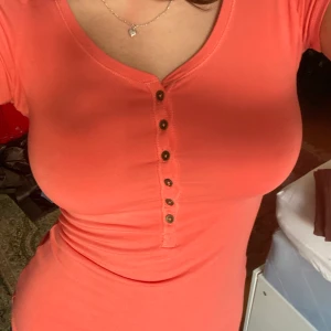 Tshirt  - Fin laxrosa T-shirt med knappar 