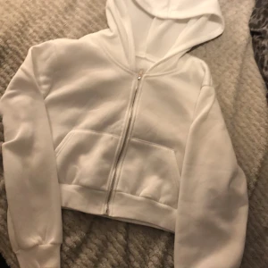 Vit kofta  - Säljer en jätte fin vit kofta som aldrig är använd och är du i jätte fint skick. Koftan är i storlek M