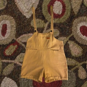 Gula hängselbyxor  - Gula hängselbyxor! Mysiga och luftiga, köptes secondhand:)) fint skick med fem fickor! 