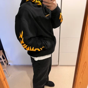 Flame black Hoodie  - skick 9/10, hade använt kanske bara 2 gånger, storlek L, ledig passform 