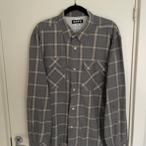 Hope skjorta  - Hope oversize skjorta, använt endast ett fåtal gånger väldigt bra skick. Size 50 man / 42 wom