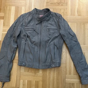 Äkta skinnjacka  - Skinnjacka i äkta fårläder. Storlek s. 200 kr + fraktkostnader  