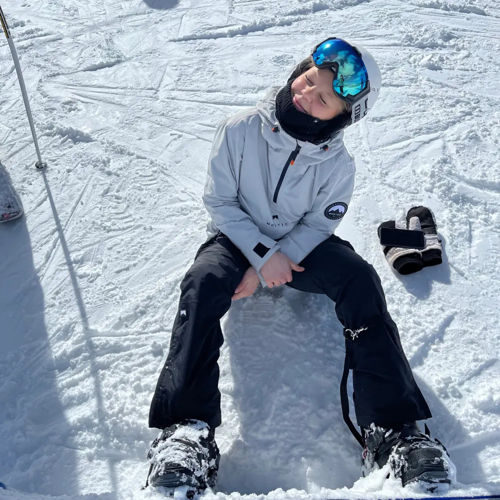 Super fin snowboardjacka från Montec i storlek S, sitter lite oversized på mig som är 166 och väger 57kg. Jackan är använd endast en säsong och ser helt ny ut. Nypris cirka 2300kr men säljer för 1500kr plus frakt💞. Jackor.