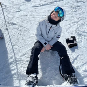Snowboard jacka - Super fin snowboardjacka från Montec i storlek S, sitter lite oversized på mig som är 166 och väger 57kg. Jackan är använd endast en säsong och ser helt ny ut. Nypris cirka 2300kr men säljer för 1500kr plus frakt💞