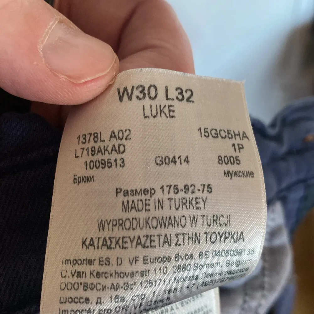 Jätte snygga oanvända byxor. Slimfit med stretch runt midjan för skön passform. Cool blå färg. . Farkut & Housut.