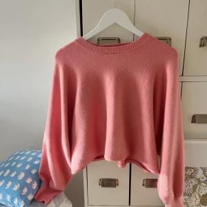 Stickad tröja  - En rosa stickad tröja från Na-Kd i storlek M, den är knappt använd.💗 