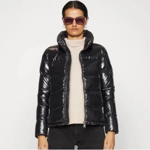 Colmar jacka - !!lägger upp igen pga oseriös köpare!!Säljer nu min colmarjacka💓Nypris runt 5000kr och är i storlek 14y men passar mig som ör 15 och 167cm jättebra. Jackan passar perfekt nu när hösten kommer och funkar även jättebra på vintern.💗skriv vid intresse!