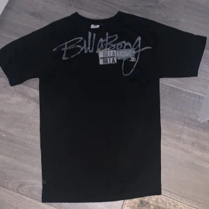 drainer/alt/y2k t shirt - över snygg t shirt. passar riktigt bra med baggy jeans. är en storlek XL men passar mer som en L. skriv om du är osäker o vill ha en bild på!💗