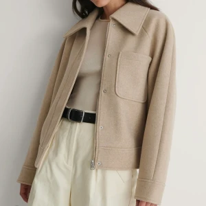 Nakd kappa - Säljer min varma, fina och mysiga beiga kappa från Nakd, lite luddig. Fler bilder går att lösa💗💗 pris kan diskuteras💗 