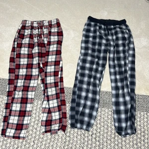 Rutiga pyjamasbyxor - Båda byxorna är i fint skick, men de röda är dessvärre för korta för mig som är 167cm och de blåa har blivit lite små för mig. Röda byxorna: Hm Strl Xs (passar mig som har S) Blåa byxorna: KappAhl Strl 170 (motsvarar S)    Köparen står för frakten!!