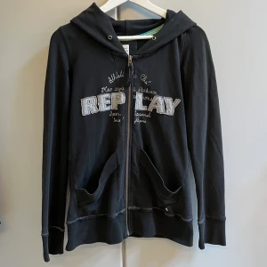 Replay zip-up - Säljer den här supersnygga Replay zip-upen då den inte används längre;) och det är bara att skriva vid frågor till mig privat 