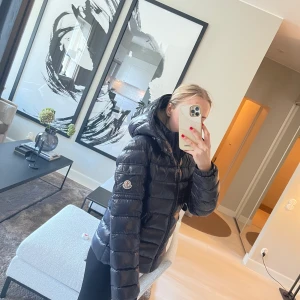 Moncler dunjacka XS - Äkta mörkblå moncler dunjacka storlek XS. 5000kr. Pris är diskuterbart vid snabb och smidig affär. Kan skicka eller mötas upp i Malmö eller Göteborg. 