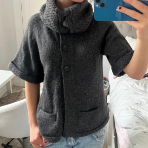 Kofta med polokrage!! - Säljer denna superfina kofta med polokrage!!! 