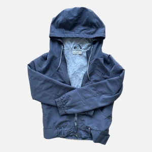 Jacka - Jacka från Ichi i strl S o begagnat skick 🧚🏼‍♀️ Fraktas spårbart för 49 kr! 💌