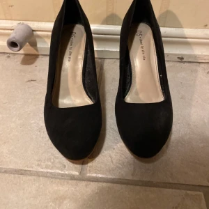 Svarta klackskor - Svarta klackskor, storlek 39, använda 1 gång.