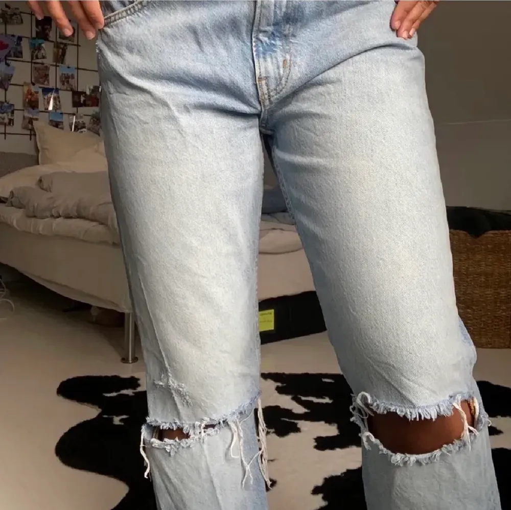 Säljer ett par jättesnygga jeans som tyvärr blivit för små❣️. Jeans & Byxor.