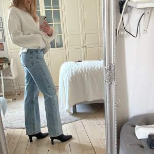 Ett par jeans från levis i modellen ”ribcage straight”. Superfina men knappt använt dom därav varför jag säljer! Jag är 165cm!