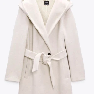 Kappa - Vit snygg kappa, använd 1 gång! Köparen står för frakt!💞