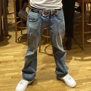 Tuttolente bälte  - Sjukt fett rhinestone bälte i väldigt bra skick :) inköpt för 2 månader sedan på deras hemsida och använd ett dussin gånger sedan dess. Strl 36, passar folk med 28+ i midja skulle jag säga