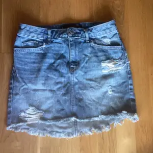 En kort jeans kjol från hollister med lite slitningar. I bra skick. St W25