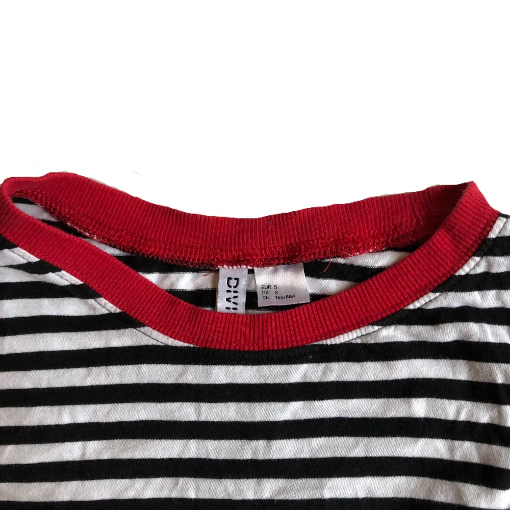 Svart och vit randig tröja med röda muddar och röd krage från H&M. Knappt använd då den blivit för liten. Ställ gärna frågor om du har några :)✨. Tröjor & Koftor.