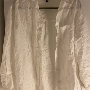 Vit skjorta  - Har aldrig använt den har ruttnat i min garderob i ett par år. Perfekt att ha på våren eller lite kyligare sommarkvällar. 
