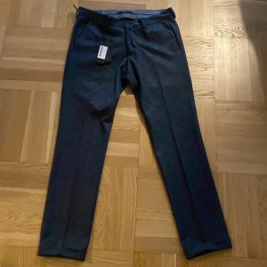 Kostym byxor  - Oanvända byxor från four.ten med alla tags kvar. Nypris 1299, går ner i pris vid snabbaffär! Meddela mig vid frågor eller mer bilder:)