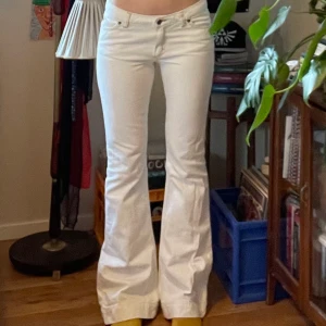 Lågmidjade jeans  - Vita lågmidjade jeans storlek M. Nyskick, använda 2 gånger 💘 Midjemått: 80cm Innerbenslängd: 83,5 Jag är 178cm på bilden💘 