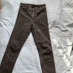 Svart/gråa jeans med coola detaljer. Passar XS/S. 