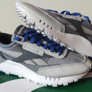 Reebok Classic CL LEGACY Stl 39 - Reebok Club C Legacy andas andan från Reeboks-ikonen med nya läderöverdrag, ripstop-element och en genomskinlig mellansula som täcker.  - Ovandel i läder och textil  - Inkapslad EVA mellansula  - Yttersula i gummi  -25 CM invändigt mått  -Passa på🙏