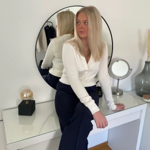 Blå kostymbyxor - Jättefina marinblå kostymbyxor från Madlady som tyvärr aldrig kommit till användning. 