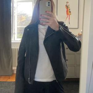 Skinnjacka H&M - Jacka i skinn imitation från H&M. Oanvänd med lapp kvar. Strl 36