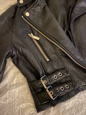 Skinnjacka svart - Säljer för 100kr✌🏼 jackan är i storlek L men passar även till M-S-Xs💓perfekt med en stickad tröja under nu till våren💓