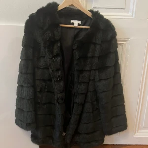 H&M forest green faux fur jacket - Super soft faux fur jacket in a deep forest green colour. Never worn, perfect condition. EU size 38. 